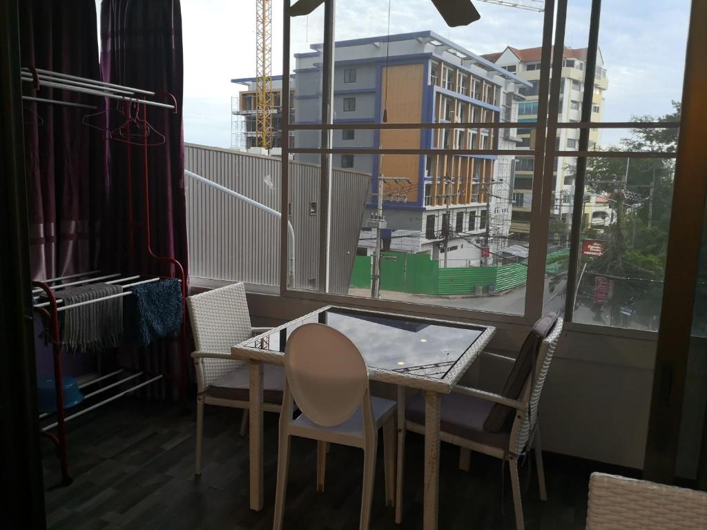 Balkón nebo terasa v ubytování Jomtien Hill Resort Pratamnak