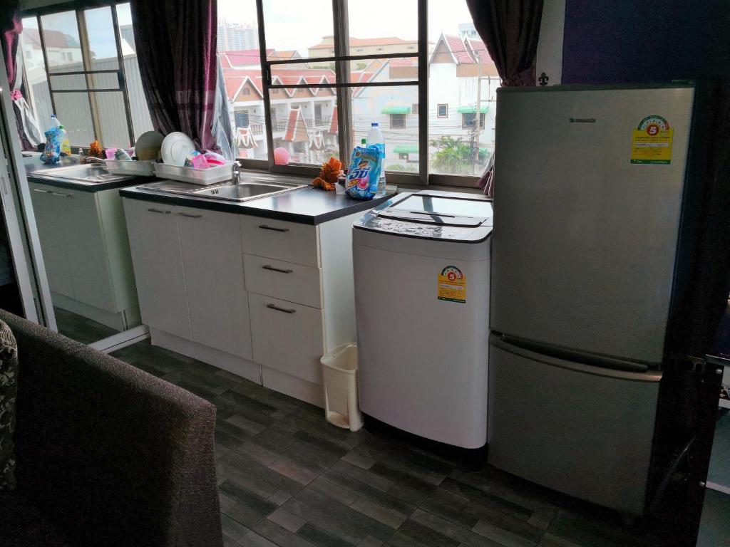 Kuchyň nebo kuchyňský kout v ubytování Jomtien Hill Resort Pratamnak
