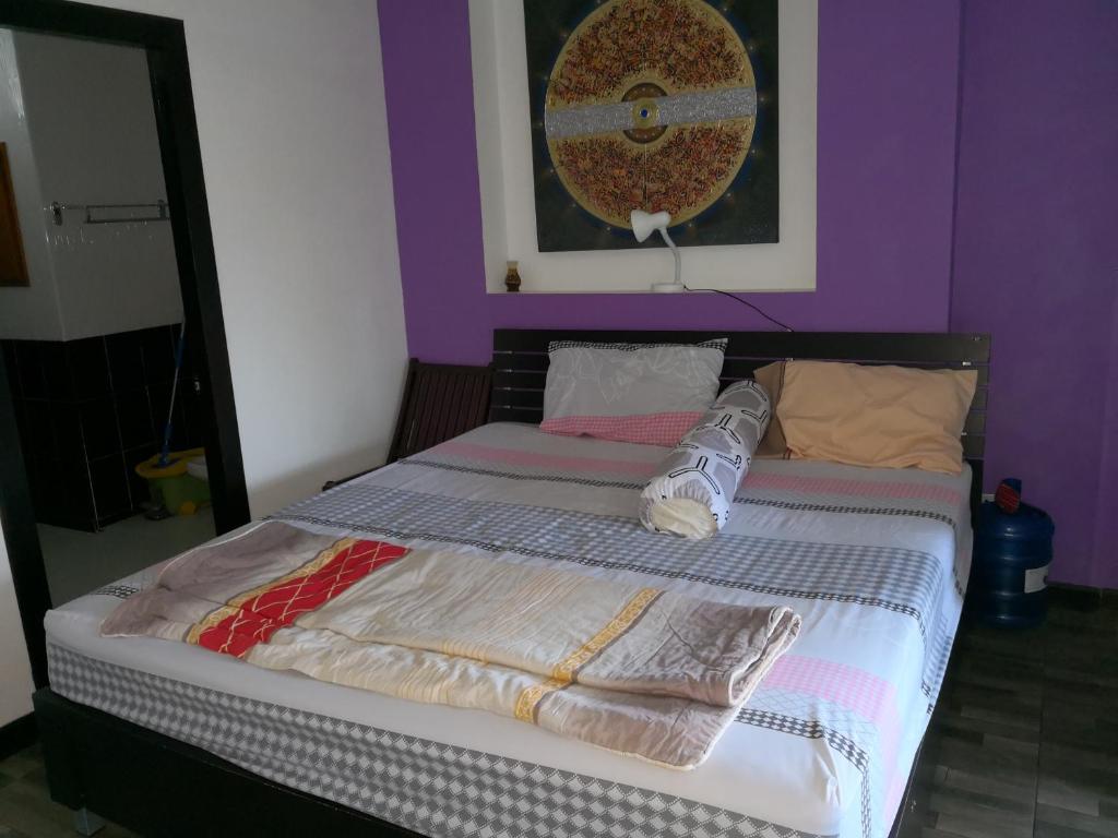Postel nebo postele na pokoji v ubytování Jomtien Hill Resort Pratamnak