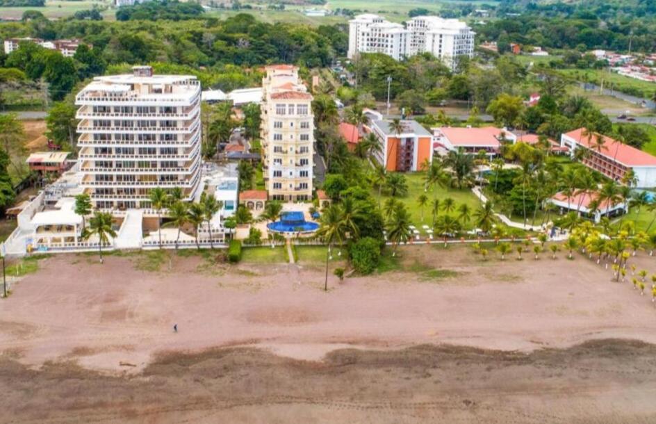 una vista aerea di un resort con spiaggia e edifici di Acqua Residences 5 Star a Jacó