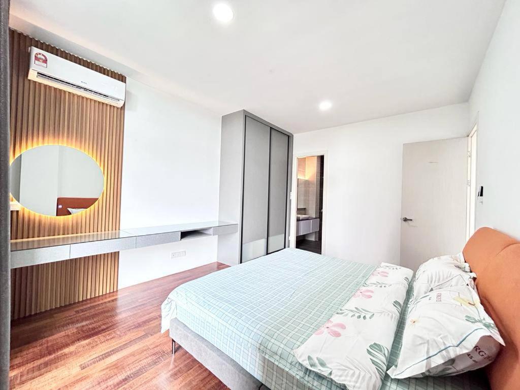 - une chambre avec un lit et un miroir dans l'établissement Jeff & Ricky Homestay 79 @ 72 Residence, à Kuching