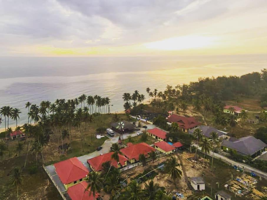 an aerial view of a resort next to the ocean at MILLBROOK HOUSE TERENGGANU in Kampong Pasir Puteh