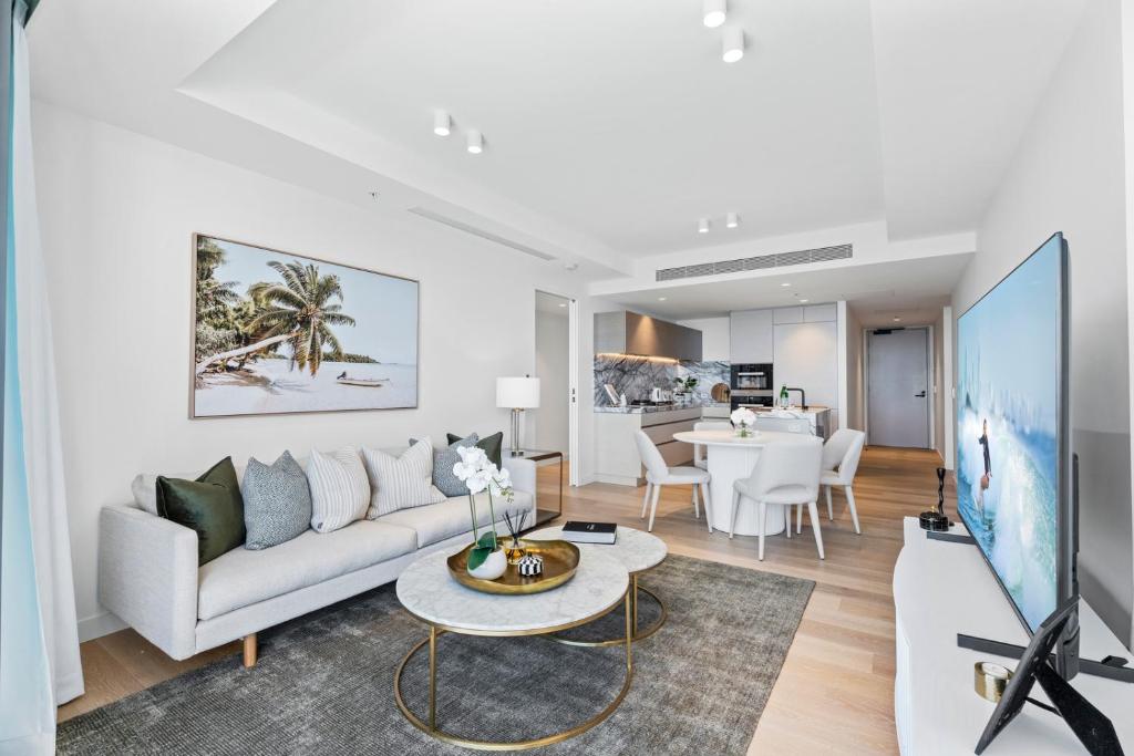 TV a/nebo společenská místnost v ubytování Jewel Beachfront Residences
