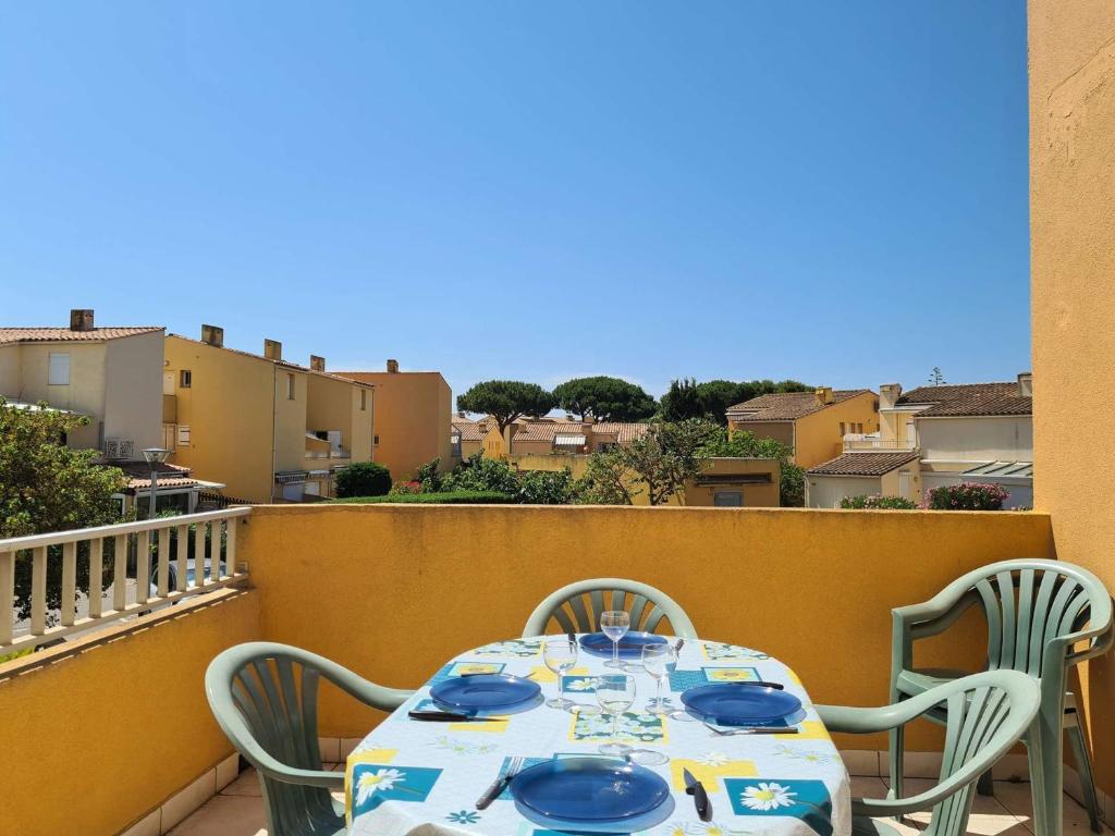 une table et des chaises sur un balcon avec vue dans l'établissement Appartement T3 mezzanine avec terrasse, parking privé, à 400m de la plage - Cap d'Agde - FR-1-249-399, au Cap d'Agde