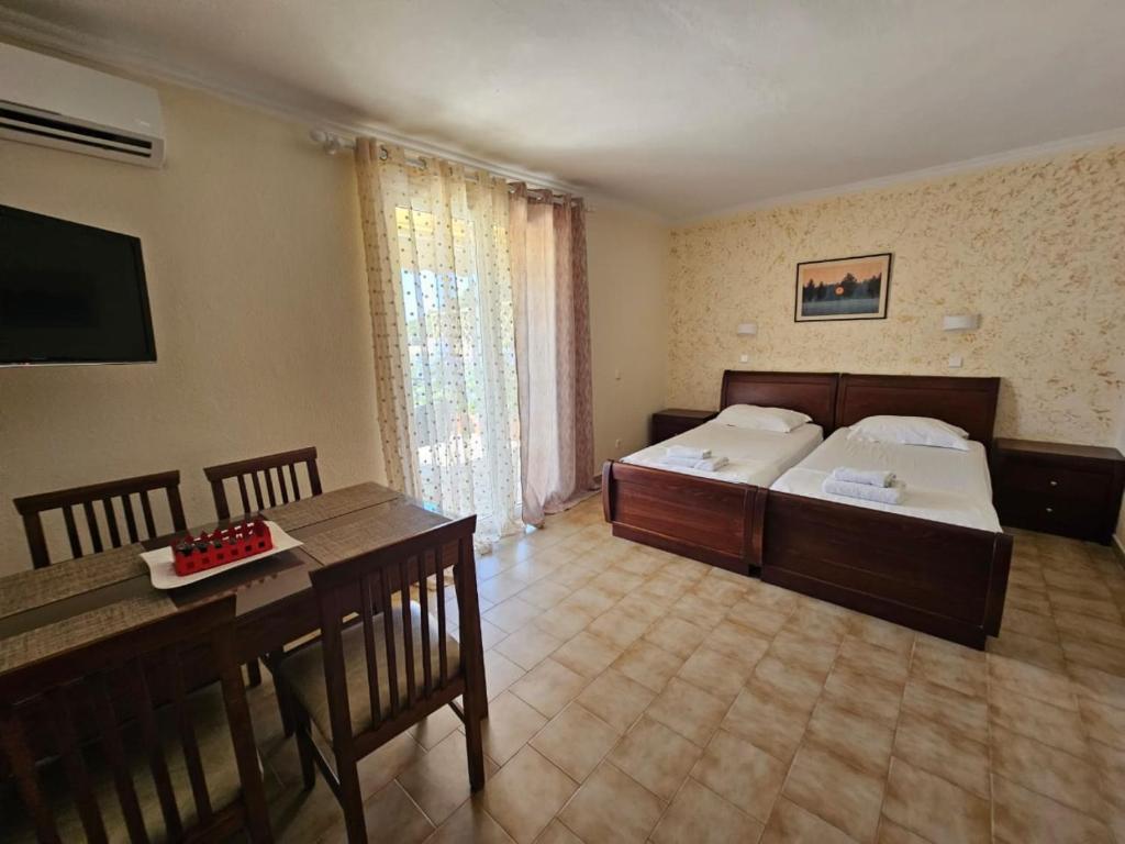 Łóżko lub łóżka w pokoju w obiekcie Corfu Glyfada Apartment 45