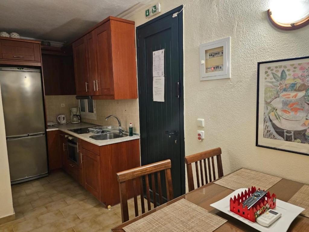 kuchnia ze stołem i kuchnia ze zlewem w obiekcie Corfu Glyfada Apartment 45 w mieście Glifada