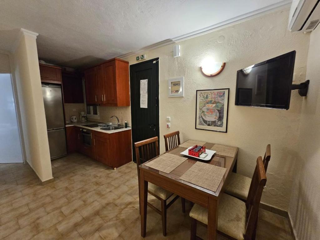 Kuchnia lub aneks kuchenny w obiekcie Corfu Glyfada Apartment 45