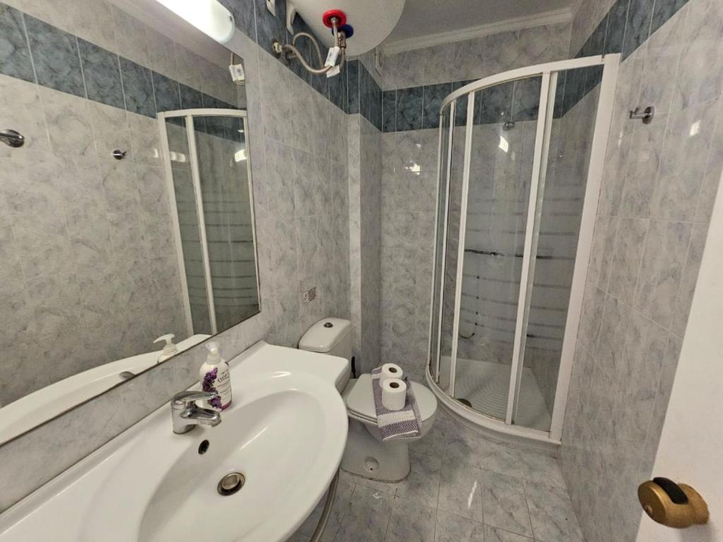 łazienka z umywalką, toaletą i prysznicem w obiekcie Corfu Glyfada Apartment 45 w mieście Glifada