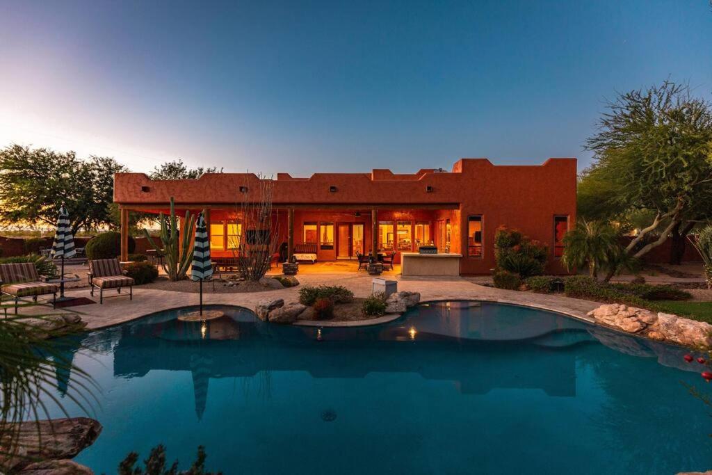 ein Haus mit Pool davor in der Unterkunft Sprawling Arizona Oasis w/ Dream Backyard in Anthem