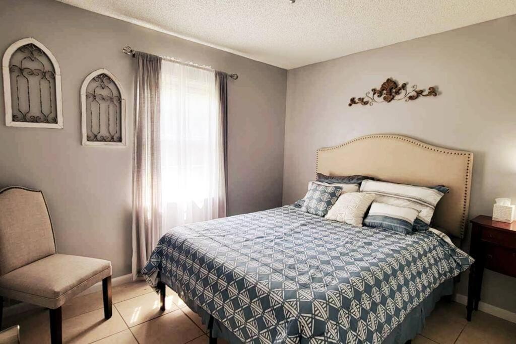 Un pat sau paturi într-o cameră la Spring Getaway