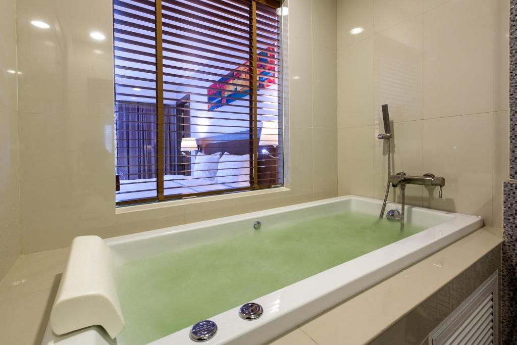 
Family Jacuzzi Suite 
