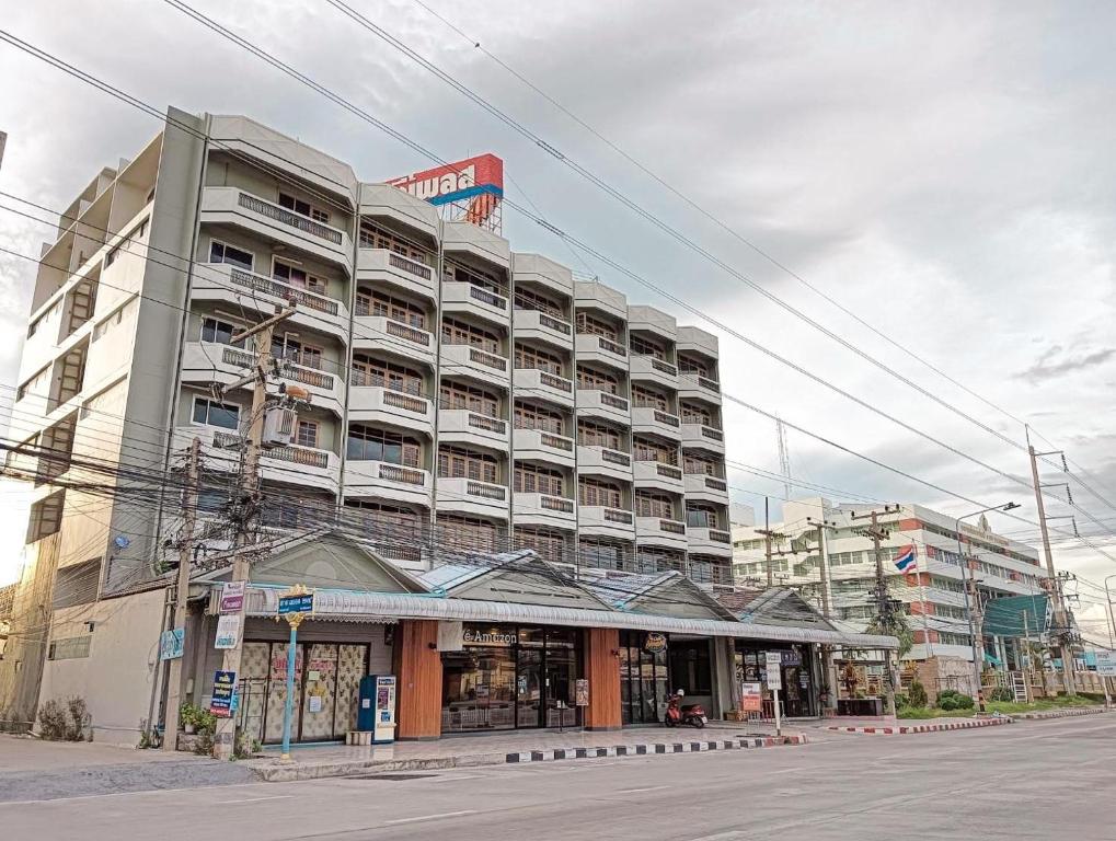 un gran edificio con una tienda delante en Citi Place Hotel ซิตี้ เพลส, en Lopburi