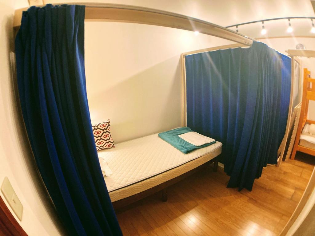 Postel nebo postele na pokoji v ubytování Guesthouse LuLuLu 無料朝食&夕食ｶﾚｰ 街まで電車8分 ﾛｰｿﾝ隣