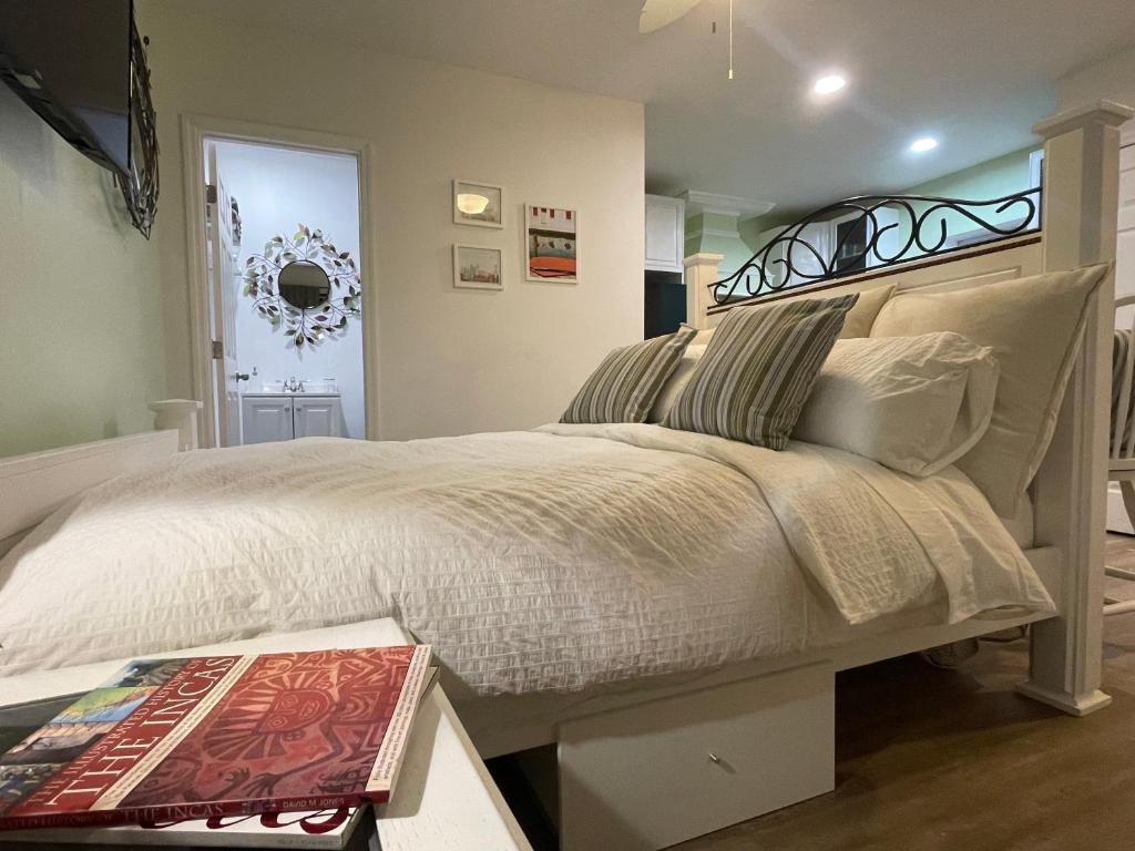 White Rock Studio في جاكسونفيل: غرفة نوم مع سرير أبيض كبير مع نافذة