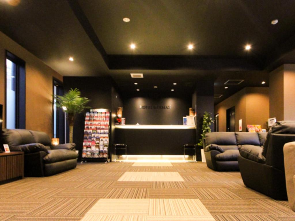 Posezení v ubytování HOTEL LiVEMAX Minamihashimoto Ekimae