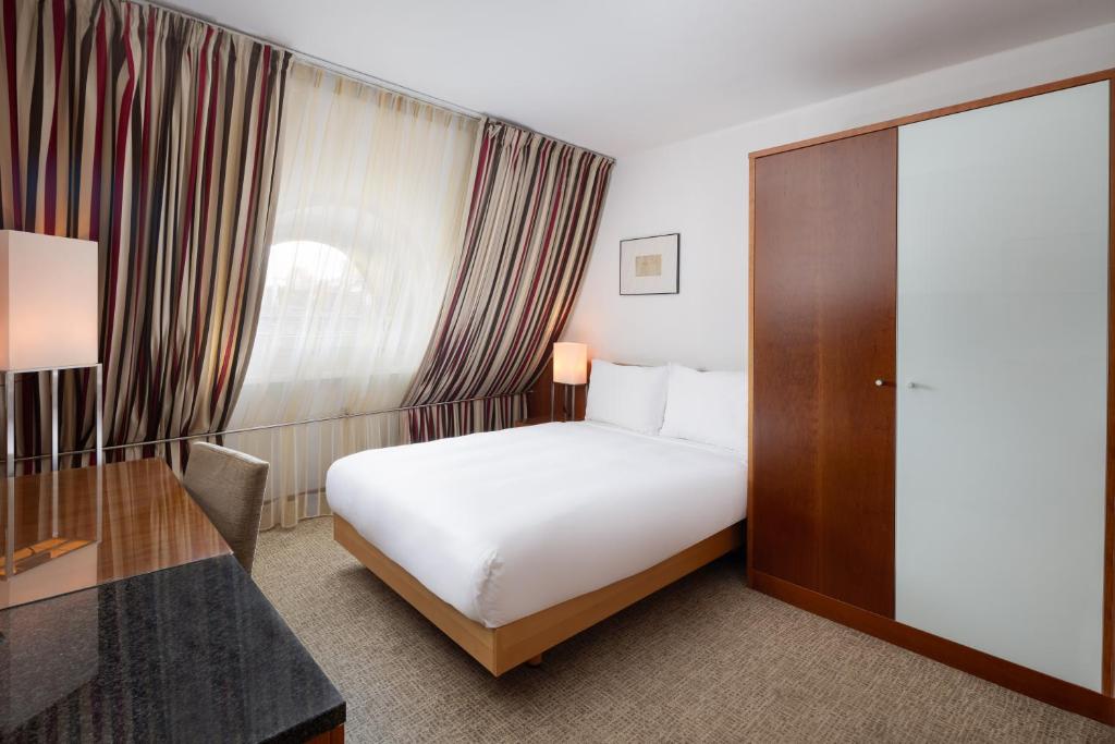 Postel nebo postele na pokoji v ubytování K+K Hotel Opera