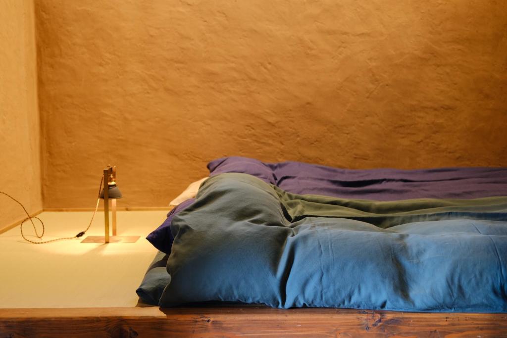 Ένα ή περισσότερα κρεβάτια σε δωμάτιο στο 1日1組限定の宿 旅館 土と糸 Ryokan Tsuchi to Ito