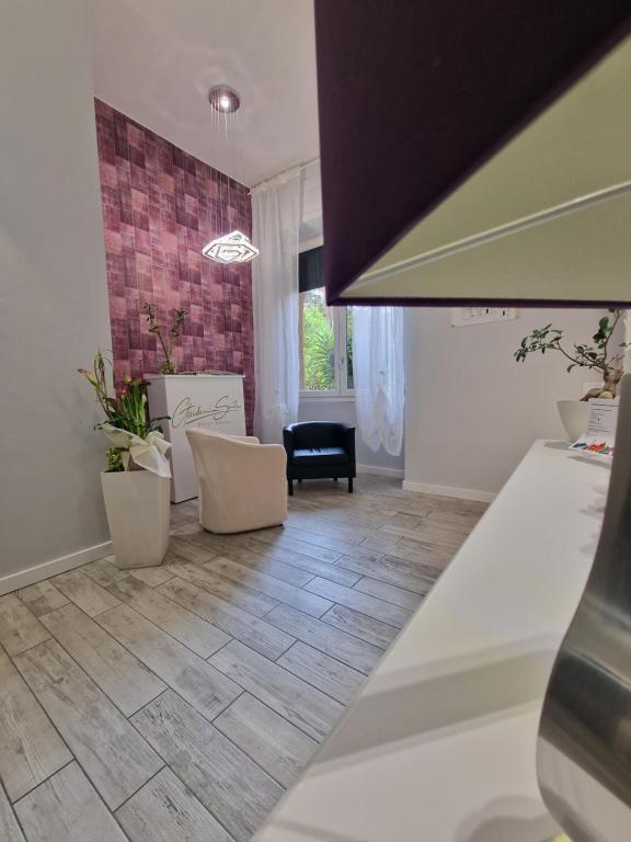 A seating area at Gardenia Suite