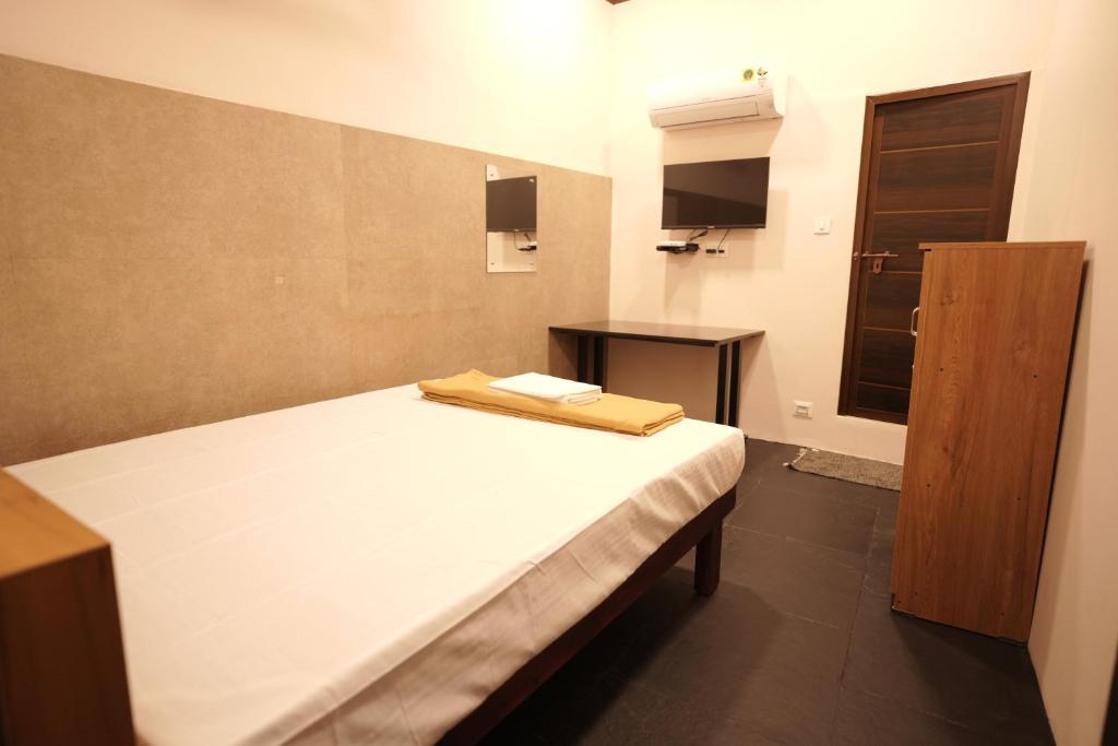 Postel nebo postele na pokoji v ubytování Reach Residency
