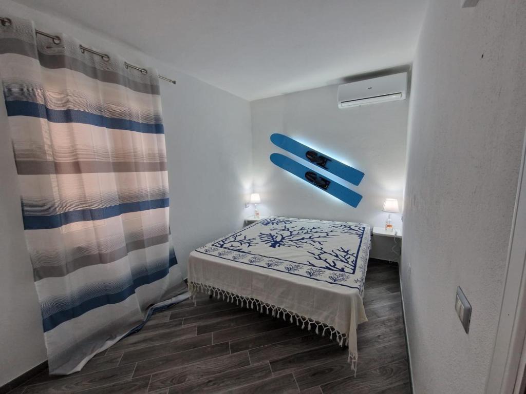 イーゾラ・ディ・カーポ・リッツートにあるCasa De Santis - Roby e Fra al mare Cavallucciのベッドと窓が備わる小さな客室です。