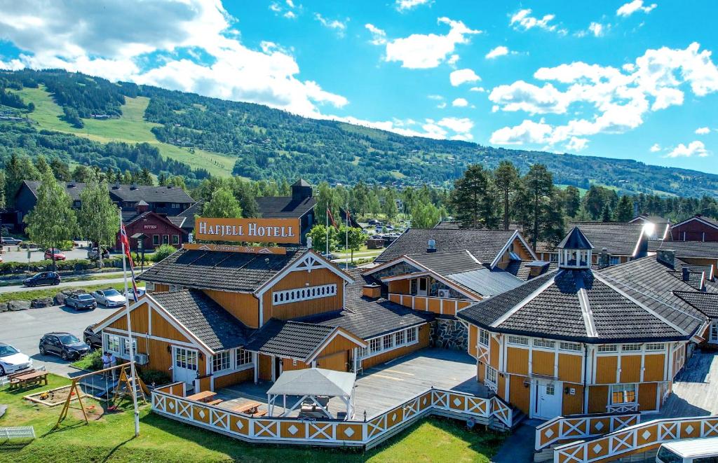 eine Luftansicht eines Resorts mit Bergen im Hintergrund in der Unterkunft Hafjell Hotell in Hafjell