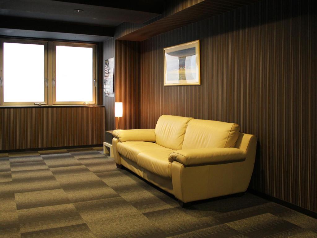 Posezení v ubytování HOTEL LiVEMAX BUDGET Hiratsuka Ekimae