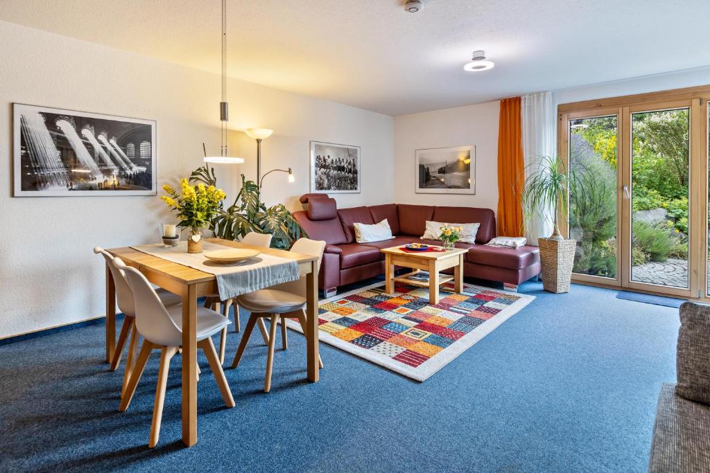 a living room with a table and a couch at Geräumige Ferienwohnung mit Garten in Denkingen