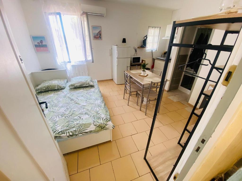 Postel nebo postele na pokoji v ubytování Le studio du Port Place adultes gratuite pour la réserve africaine de sigean