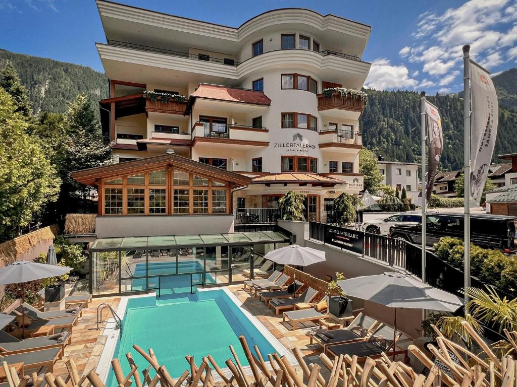 Bazén v ubytování Alpine Hideaway ZILLERTALERHOF - 4 Sterne Superior nebo v jeho okolí