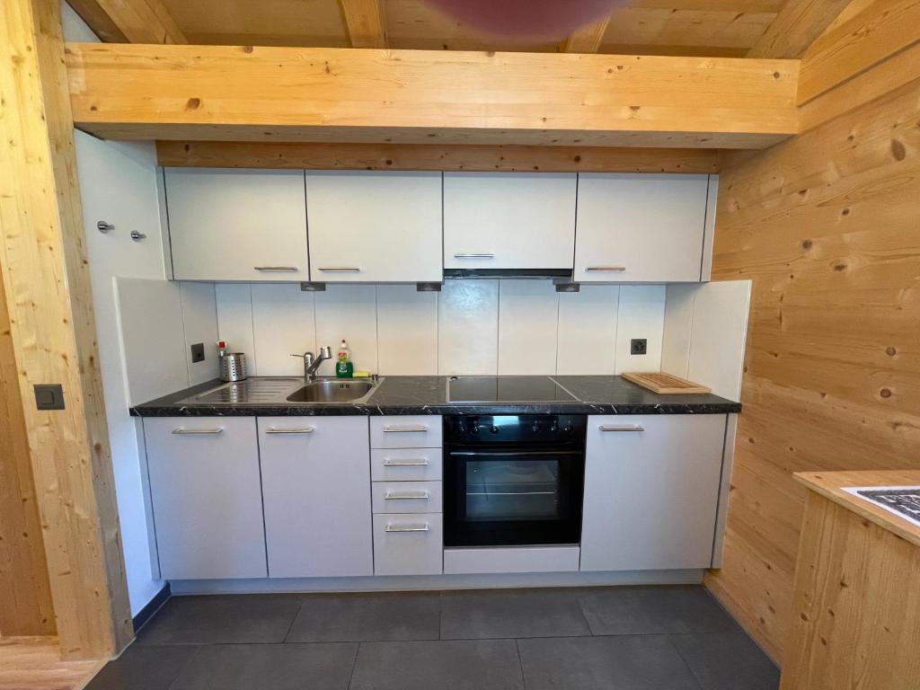 Kuchyň nebo kuchyňský kout v ubytování Alpenchalet Weidhaus Gstaad