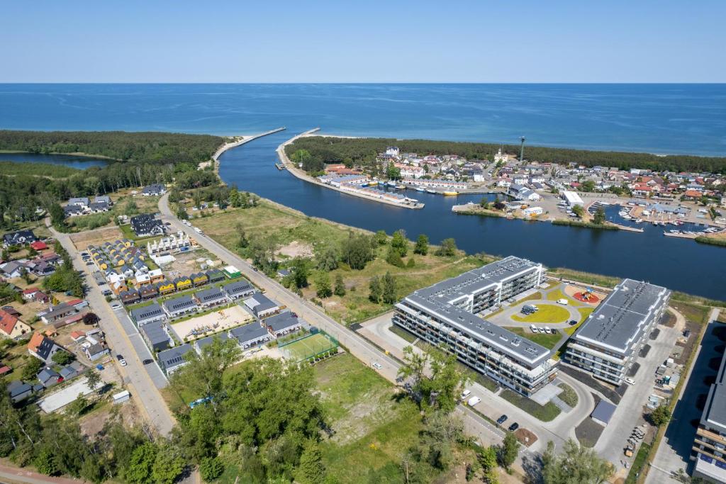 una vista aerea su un porto e un fiume di Wellness & SPA Resort Dziwnów Riverfront Apartments with AC & Parking by Renters a Dziwnów