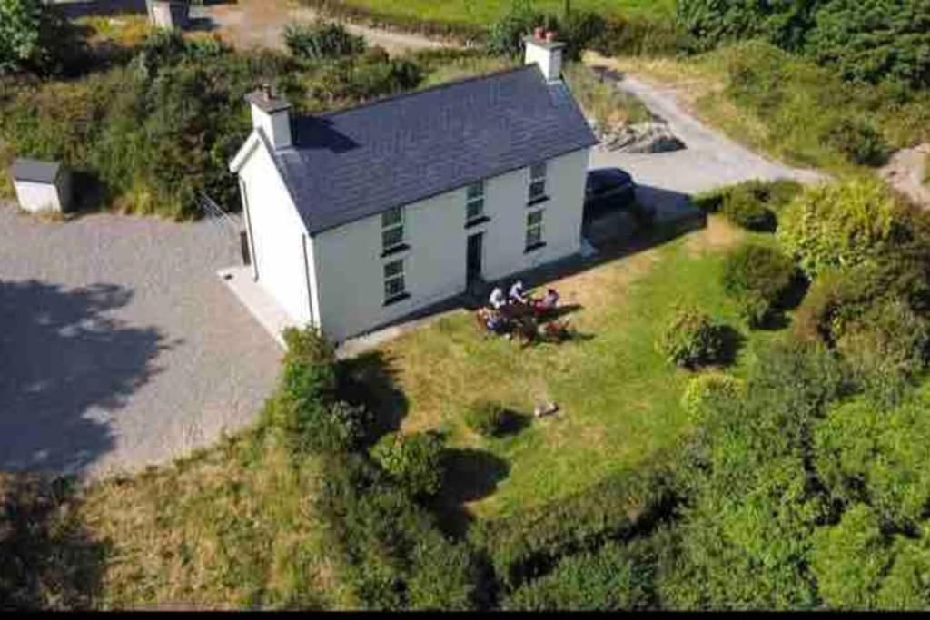 Et luftfoto af Idyllic Family farmhouse in beautiful West Cork