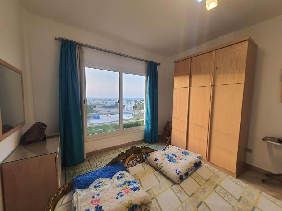 A bed or beds in a room at Chalet in Amwaj with a Sea view