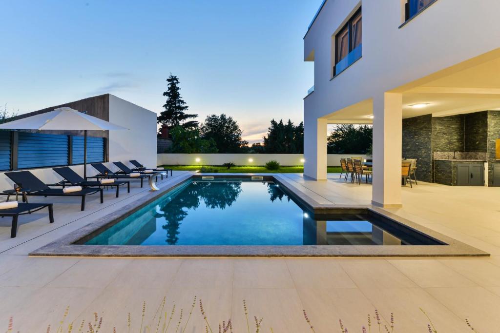CROWONDER Mila Prestige Villa with Heated Swimming Pool, Jacuzzi and ...