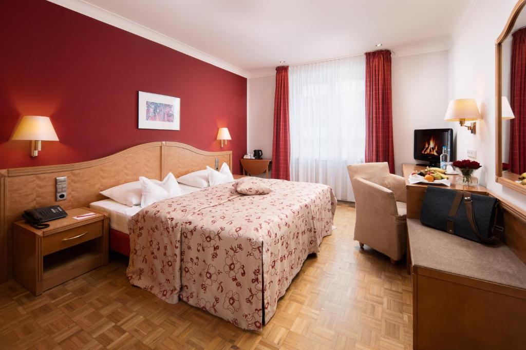 Postel nebo postele na pokoji v ubytování Hotel Baseler Hof