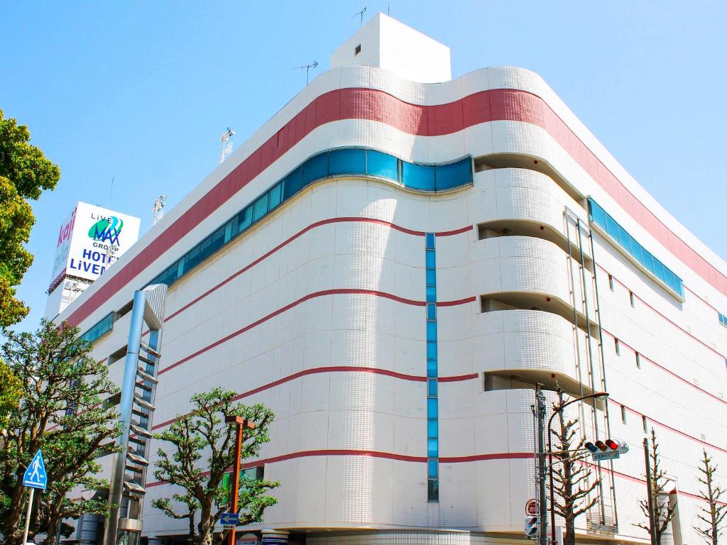 浜松市にあるホテルリブマックスBUDGET浜松駅前の白い大きな建物