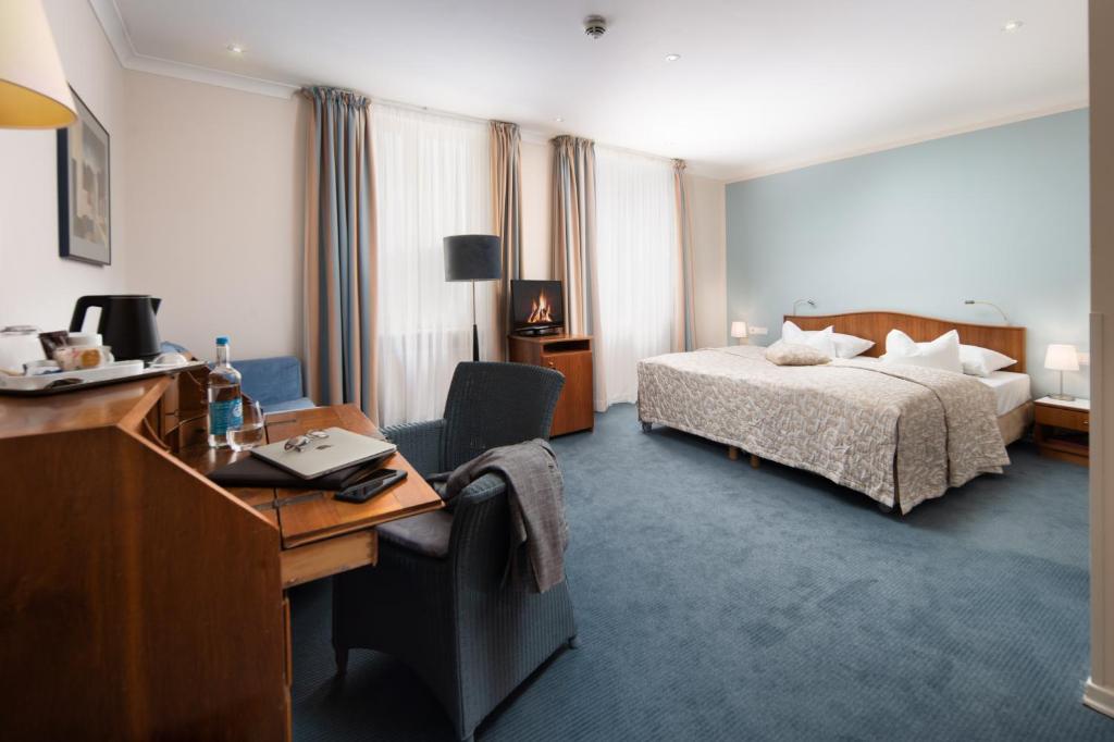Postel nebo postele na pokoji v ubytování Hotel Baseler Hof
