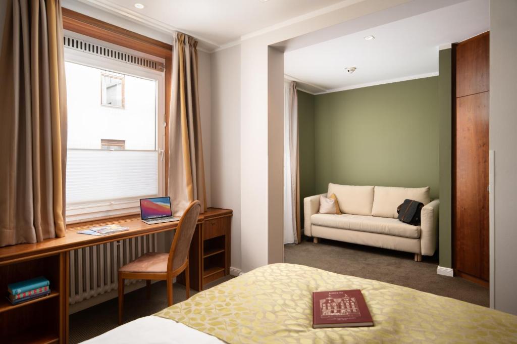 Postel nebo postele na pokoji v ubytování Hotel Baseler Hof