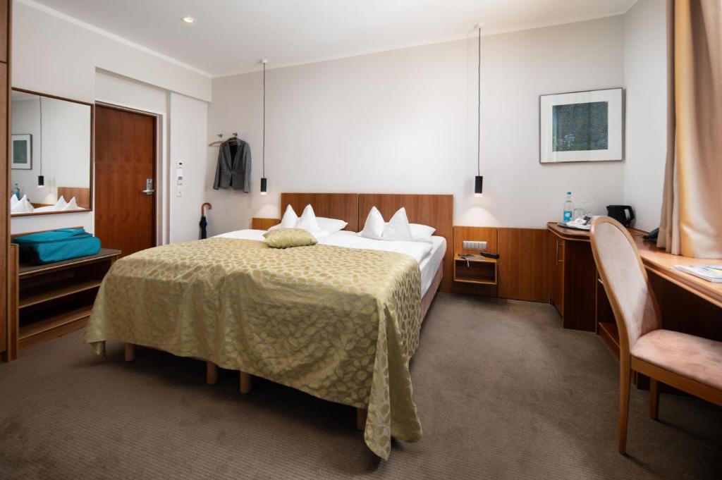 Postel nebo postele na pokoji v ubytování Hotel Baseler Hof