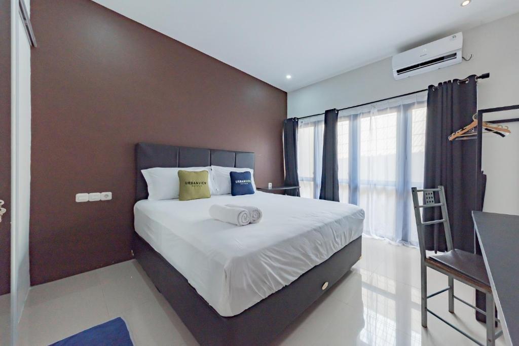 TumbangrunganにあるUrbanview Hotel Yoga Palangkaraya by RedDoorzのベッドルーム1室(大型ベッド1台付)