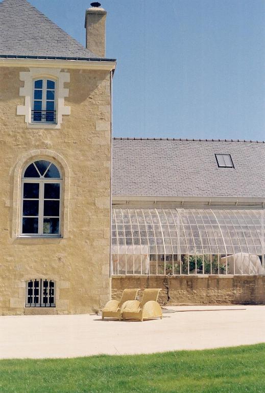 a group of chairs in front of a building at DOMAINE LE MEZO in Ploeren