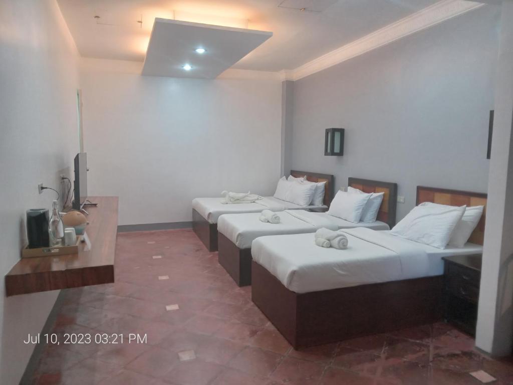 Postel nebo postele na pokoji v ubytování Dumaguete Seafront Hotel