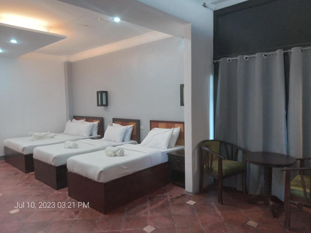 Postel nebo postele na pokoji v ubytování Dumaguete Seafront Hotel
