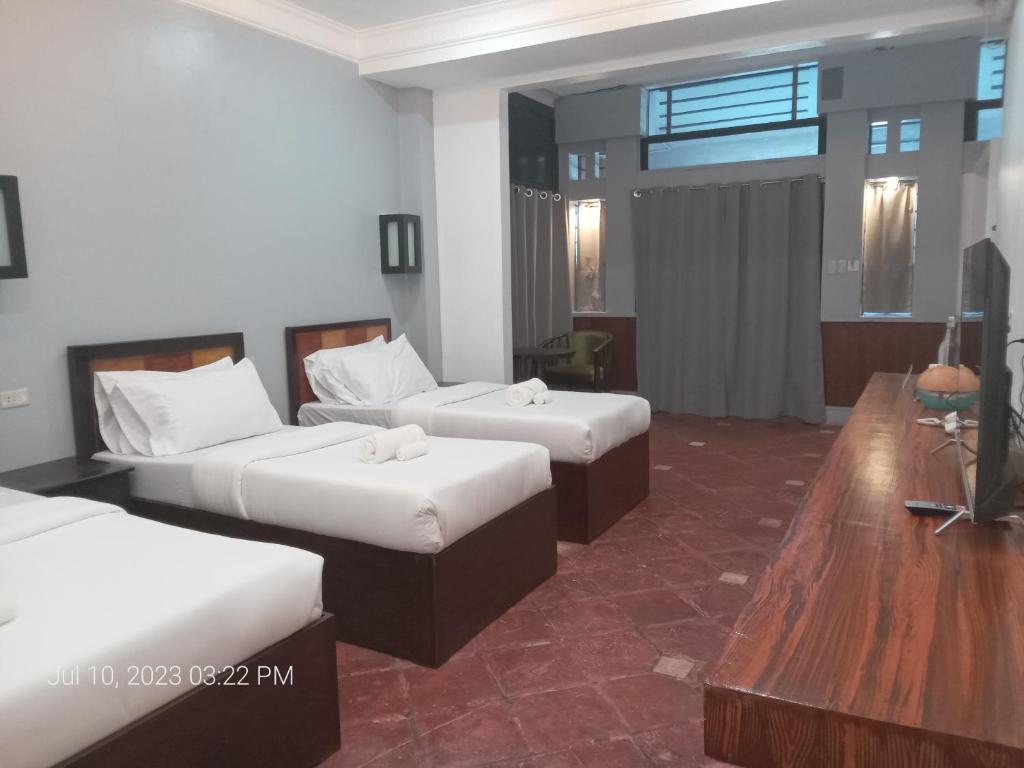 Postel nebo postele na pokoji v ubytování Dumaguete Seafront Hotel
