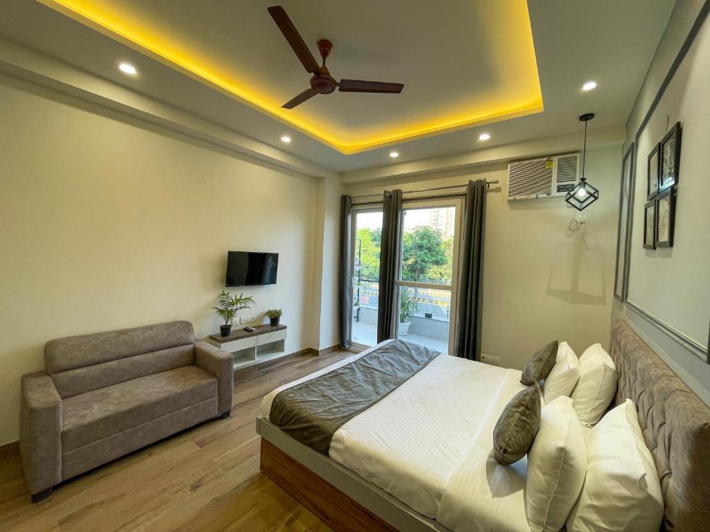TV a/nebo společenská místnost v ubytování Serviced Luxury Suites with Kitchenette & Balcony at Sector 45
