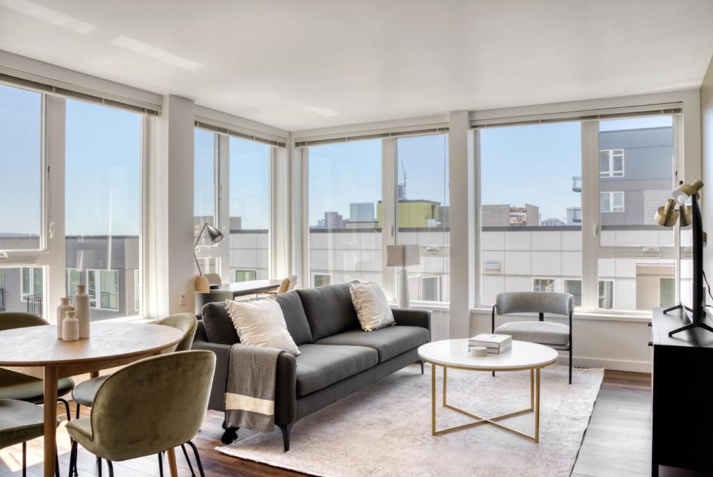 Χώρος καθιστικού στο Bellevue 2BR w Gym WD nr Spring District SEA-417