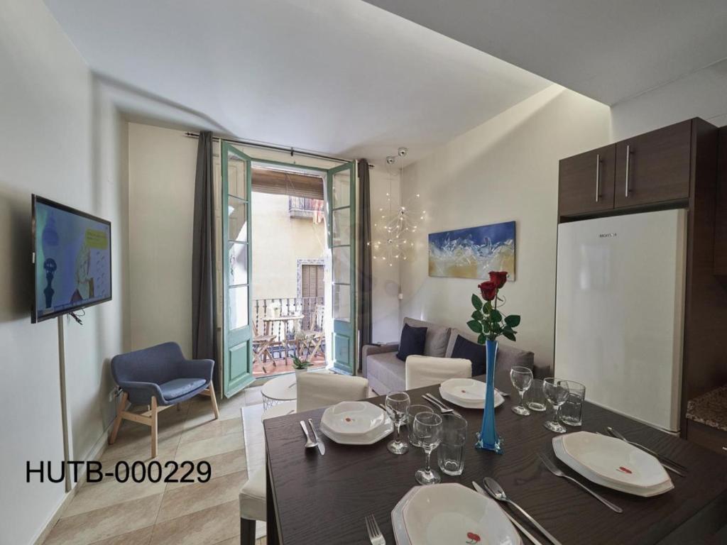 a living room with a table and a dining room at Torre de Gracia Barcelona in Barcelona