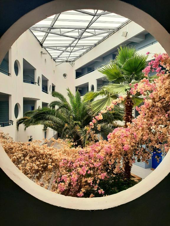 une image circulaire de fleurs dans un bâtiment dans l'établissement Studio Calypso, à La Rochelle