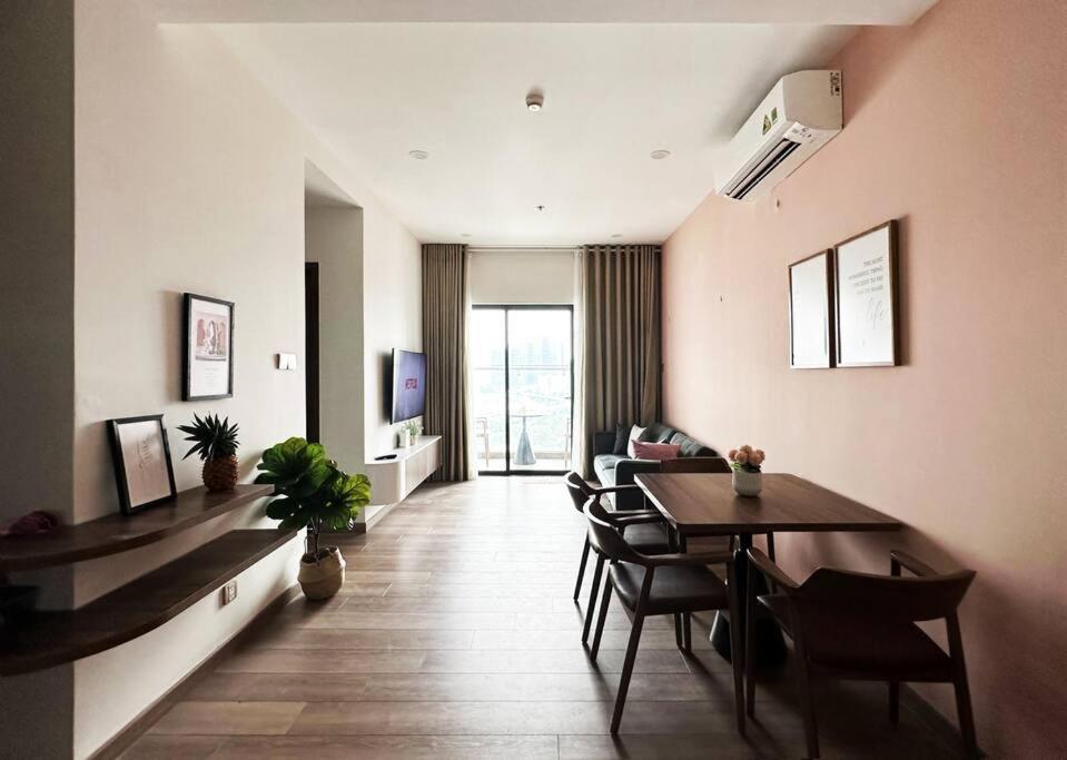 uma sala de estar com uma mesa de jantar e cadeiras em Landmark 81 View, 2 Bedroom APT em Ho Chi Minh