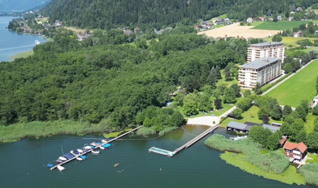 eine Luftansicht eines Resorts auf einem See in der Unterkunft ROBERTO Haus KMB Seeappartement direkt am Ossiacher See mit Hallenbad in Tschöran